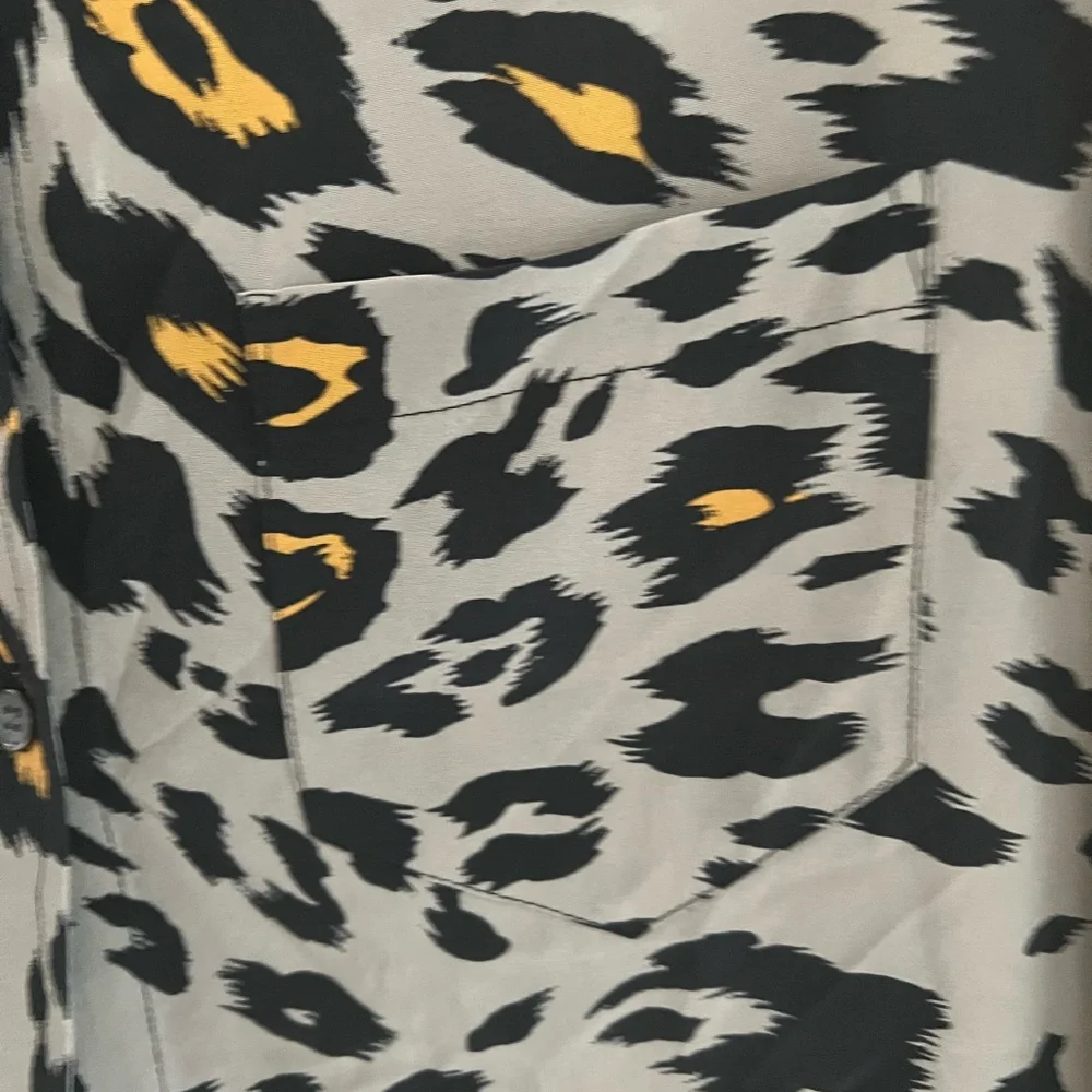 Equipment Femme Animal Print 100% Silk Button Up Blouse Womens Size XS Classic - Picture 4 of 5